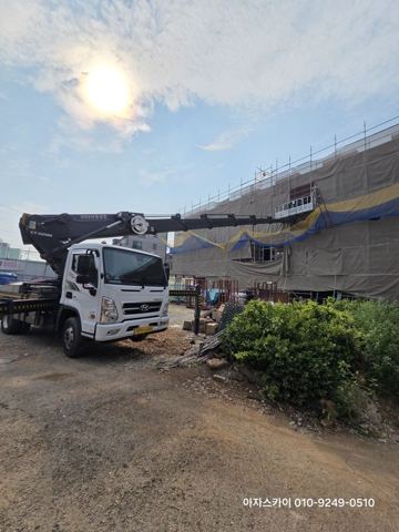평택시 안중읍 고등학교 유리 양중 작업 사진